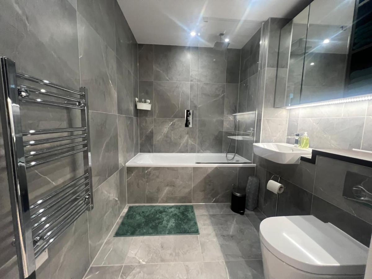 One West Point , Icon Tower Apartment Londra Exterior foto